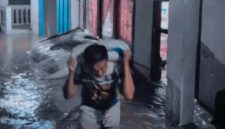 Warga Siulak, Kerinci memindahkan padi dari banjir. 