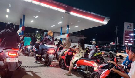 Pengendara Antrean BBM di salah satu SPBU di Kota Jambi.