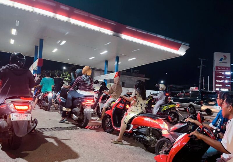 Pengendara Antrean BBM di salah satu SPBU di Kota Jambi. 