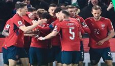 Para pemain timnas Rep Ceko melakukan selebrasi usai mencetak gol ke gawang timnas Denmark. 