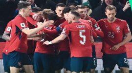 Para pemain timnas Rep Ceko melakukan selebrasi usai mencetak gol ke gawang timnas Denmark. 