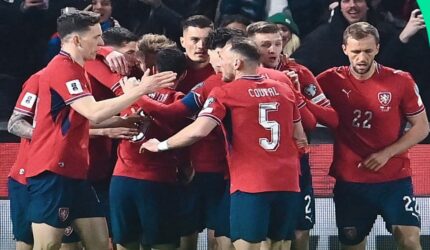 Para pemain timnas Rep Ceko melakukan selebrasi usai mencetak gol ke gawang timnas Denmark.