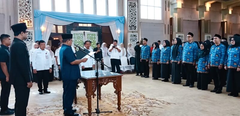 Wako Maulana Lantik 43 PNS Baru. 